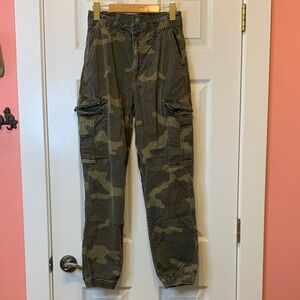 American Eagle Women’s Camouflage Cargo Pants Elastic/Zip Waist Size 6 Pockets